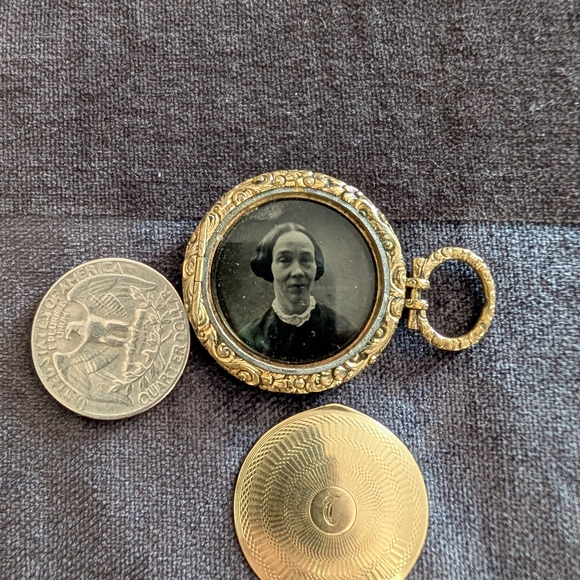 Vintage Gold Locket with Portrait - Picture 4 of 4